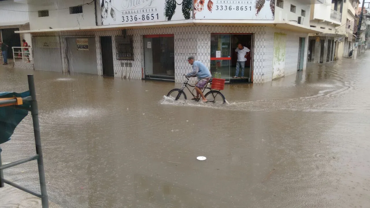 Internautas registram pontos de alagamentos causados pela chuva na Grande Vitória