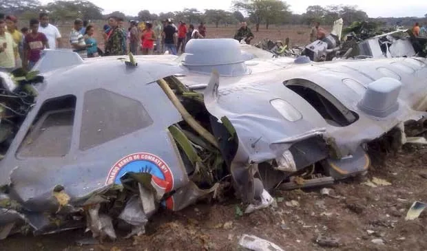 Avião da Força Aérea cai e mata onze militares colombianos