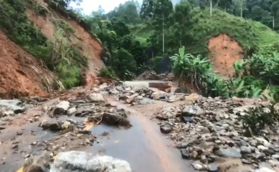 VÍDEO | Cratera abre em estrada no sul do Espírito Santo e cinco comunidades ficam isoladas