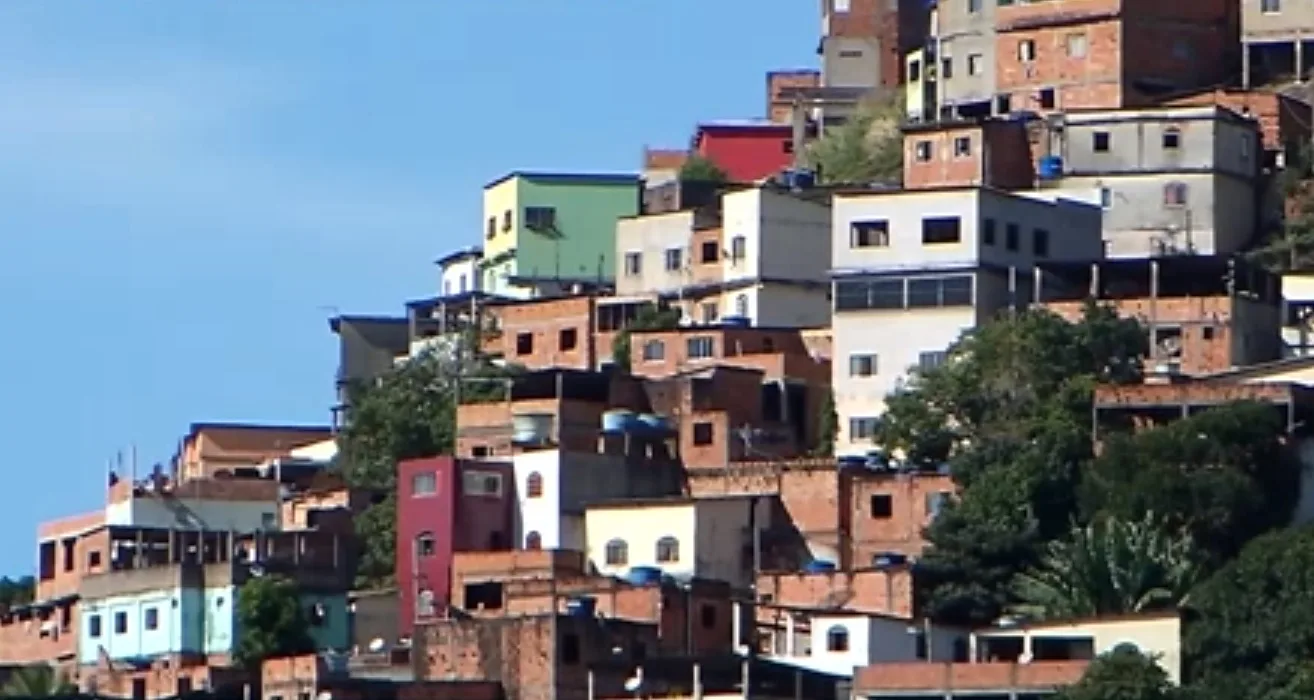 Jovem com mandado de prisão em aberto por homicídio é detido no Bairro da Penha