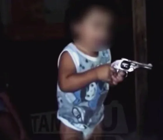 Mãe perde a guarda de filho de dois anos após filmá-lo com uma arma de fogo