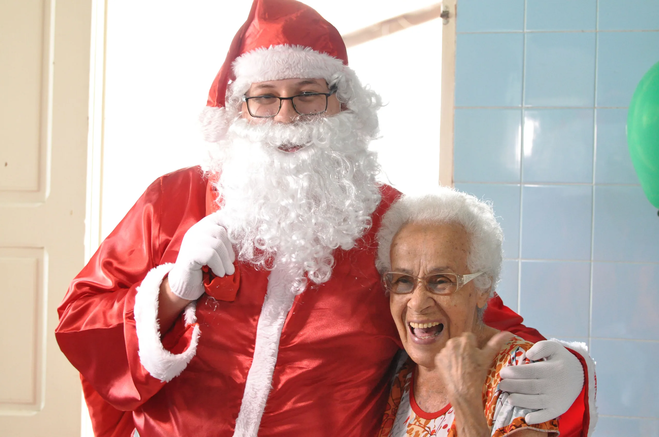 Alunos arrecadam doações e fazem festa de Natal em asilo de idosos de Vitória