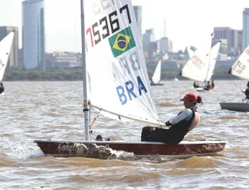 Velejadora capixaba brilha no exterior