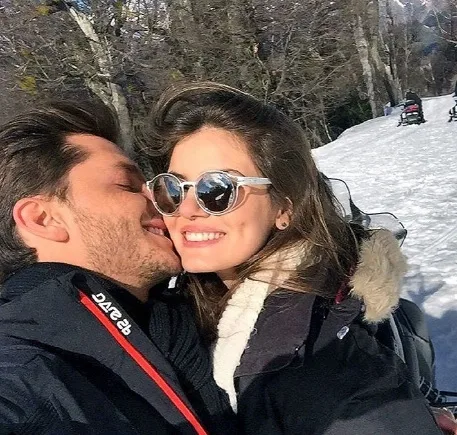 Assumiram de vez? Camila Queiroz e Klebber Toledo viajam e postam fotos juntos