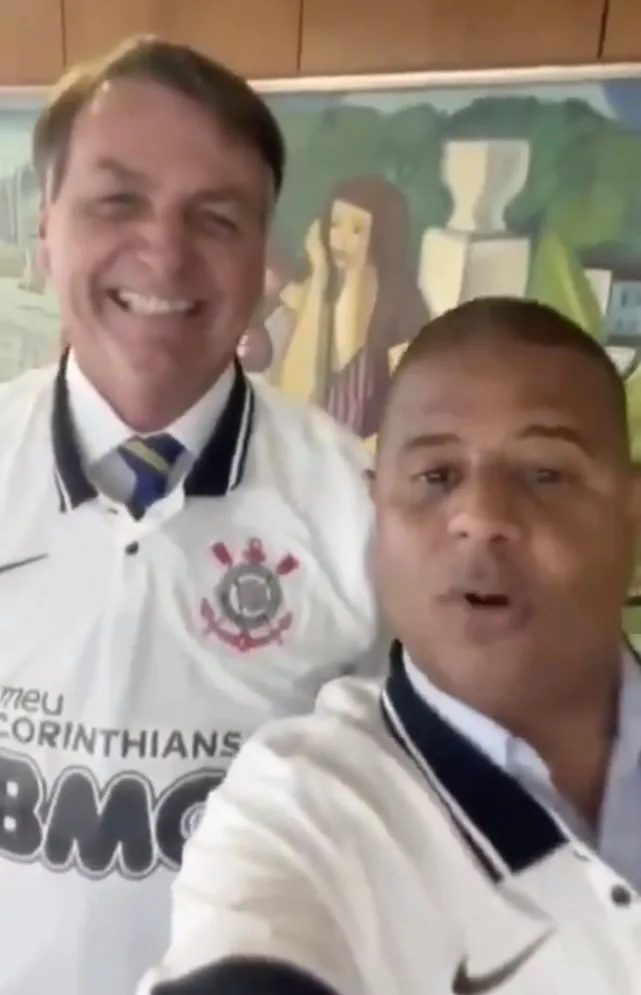 Marcelinho Carioca dá camisa corintiana a Bolsonaro, mas time diz não ter relação com ato