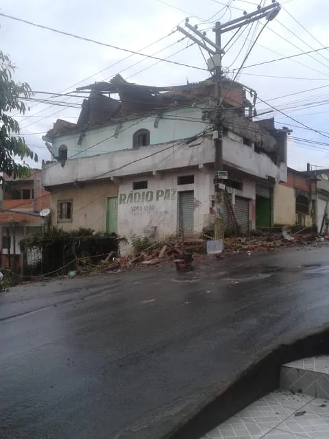 Terraço de casa desaba durante temporal e eletrodomésticos de vizinhos queimam na Serra