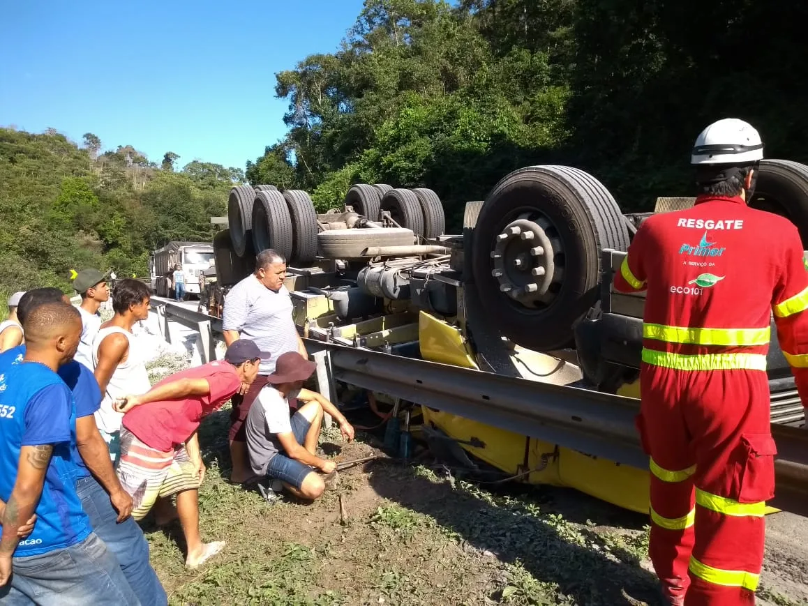 Caminhão tomba e motorista morre na BR 101, em Anchieta