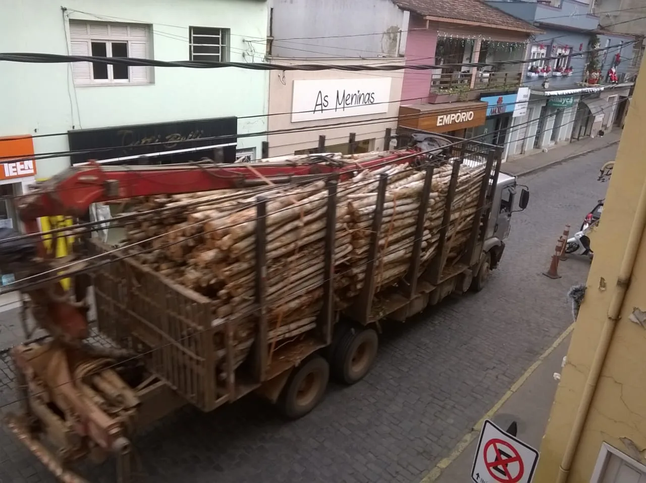 Há mais de 20 anos, passagem de caminhões causa prejuízos em Santa Teresa