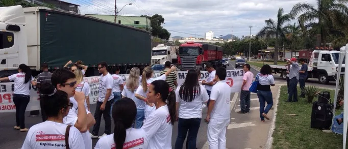 Enfermeiros da rede particular realizam novo protesto e fecham BR-262