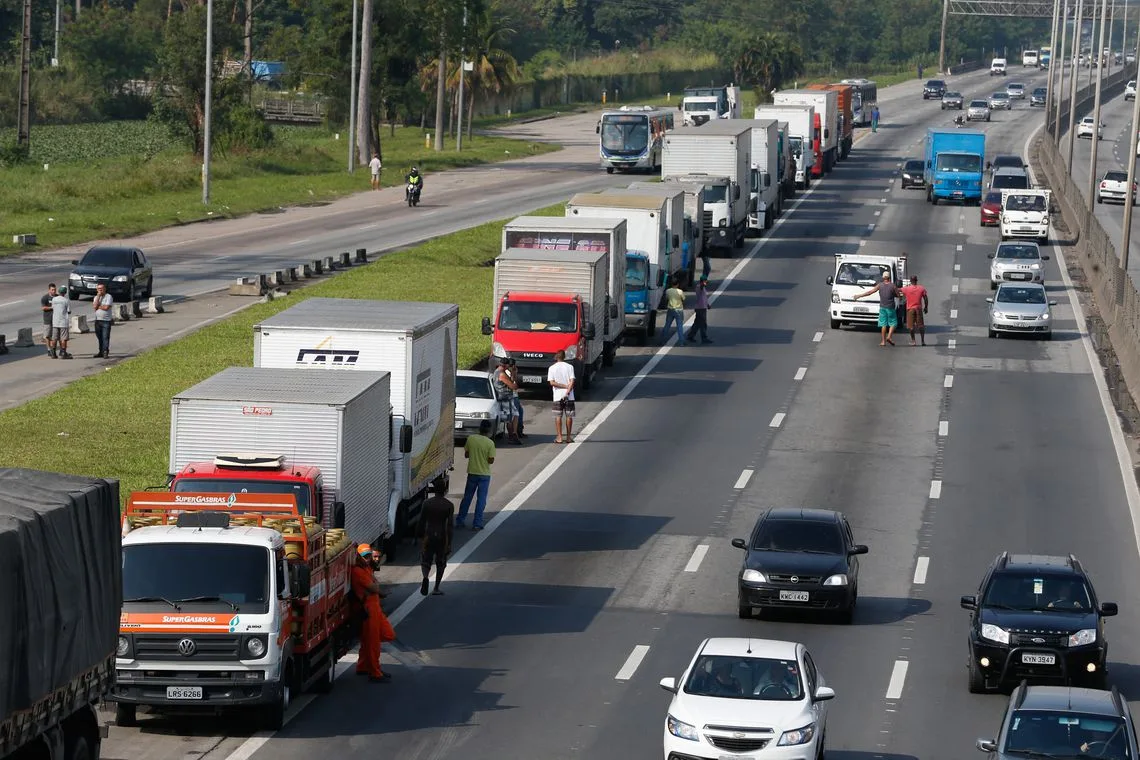 Paralisação dos caminhoneiros na Rodovia Presidente Dutra, no Rio de Janeiro.