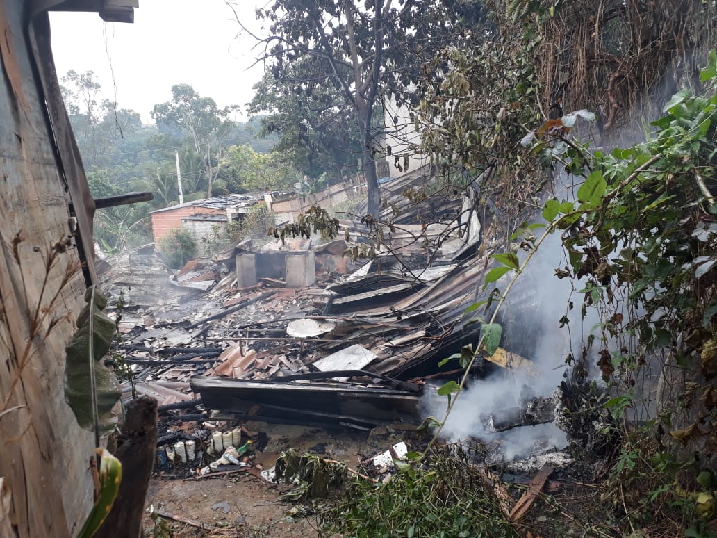 Incêndio destrói residência no bairro Nova Esperança I, em Cariacica