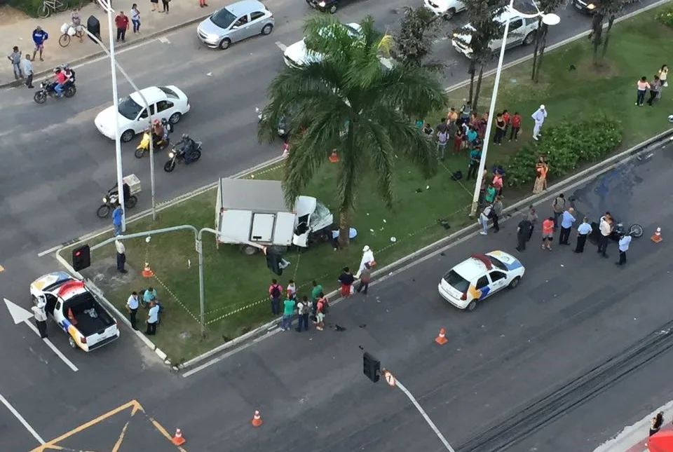 Grave acidente entre caminhão e motocicleta deixa um morto na Serra