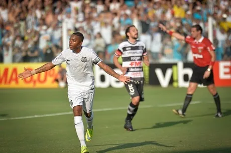 SP – PAULISTÃO/SANTOS X XV DE PIRACICABA – ESPORTES – Robinho, do Santos, comemora após marcar gol em partida contra o XV de Piracicaba, válida pelas quartas de final do Campeonato Paulista 2015, no estadio da Vila Belmiro, em Santos, neste domingo. 12/04/2015 – Foto: GUILHERME KASTNER/BRAZIL PHOTO PRESS/ESTADÃO CONTEÚDO