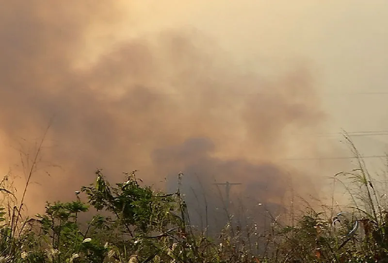 Fumaça de incêndio em vegetação na Serra incomoda moradores da Grande Vitória