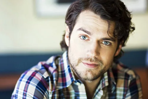 Henry Cavill, que interpreta o Superman, gosta de ficar de olho nos fãs pela internet