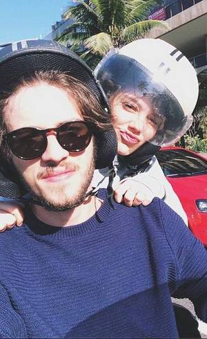 Chay Suede passeia de moto com a namorada, Laura Neiva