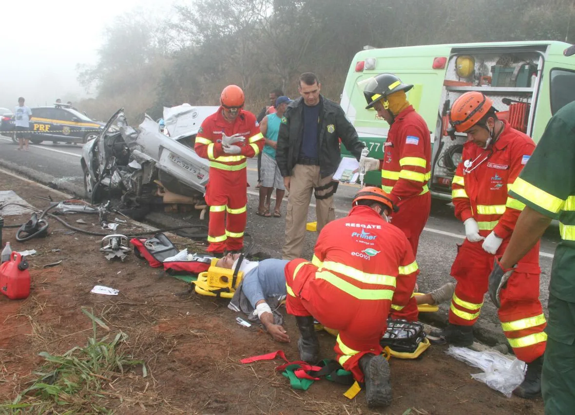 Grave acidente mata duas pessoas e deixa mais de dez feridas na BR-101, em Mimoso do Sul