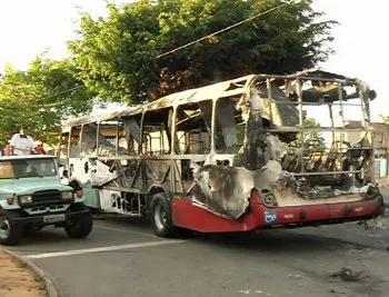 Após ônibus incendiados, motoristas prometem parar depois das 20h em Viana; veja linhas afetadas