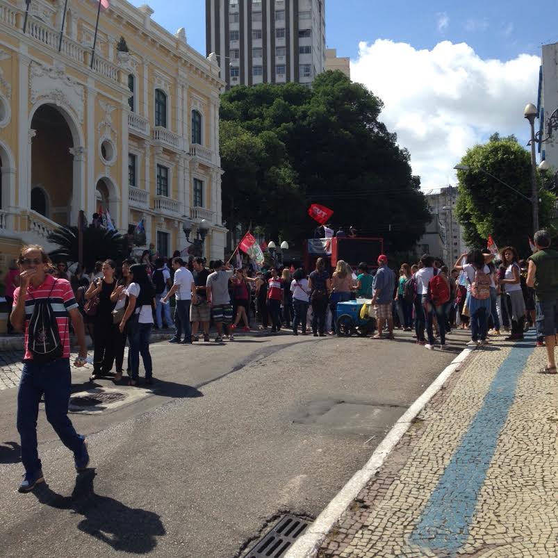 Professores chegam ao Palácio Anchieta e trânsito é liberado em Vitória