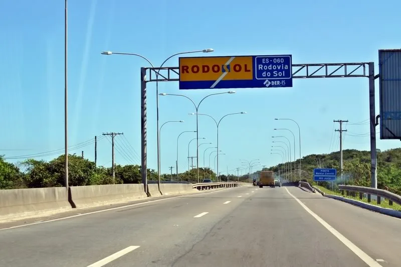 Mulher perde o controle do carro e capota na Rodovia do Sol