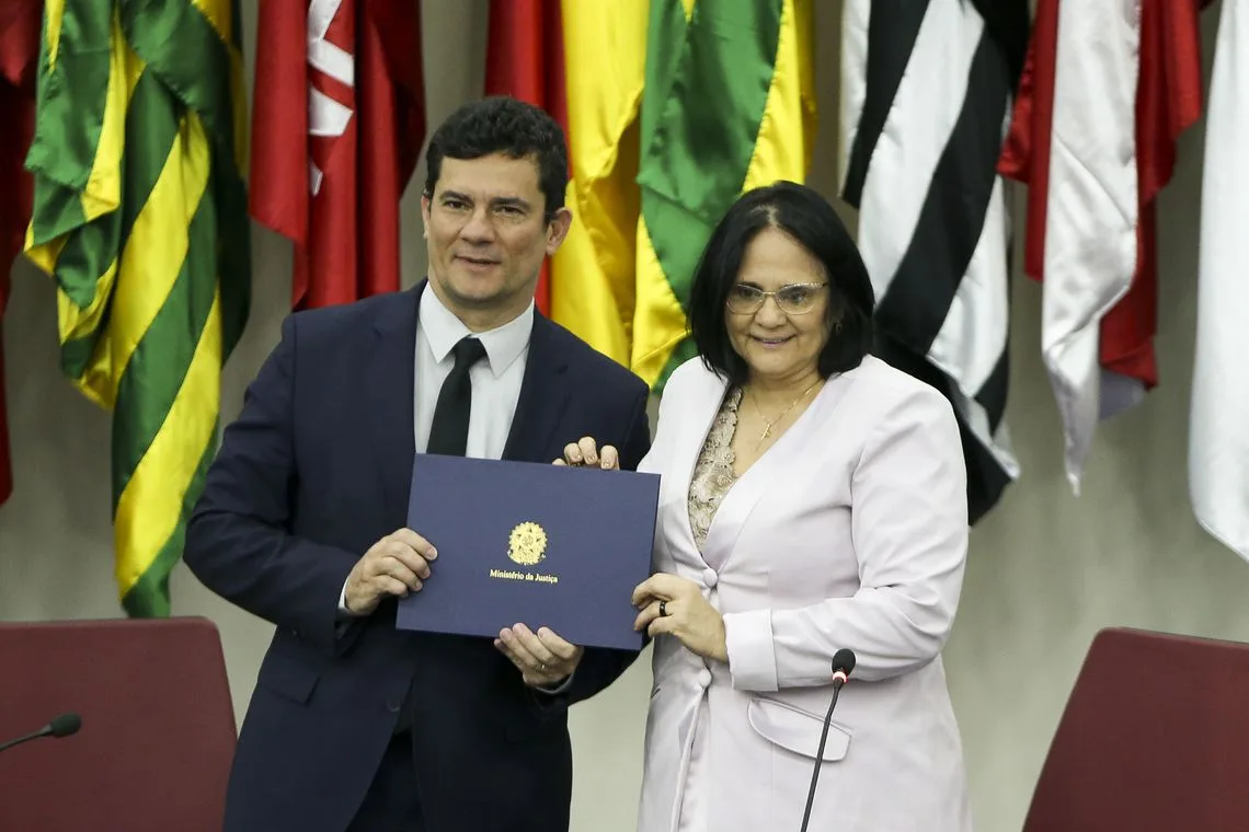 Os ministros da Justiça e Segurança Pública, Sergio Moro, e da Mulher, da Família e dos Direitos Humanos, Damares Alves, durante cerimônia de assinatura de acordo de cooperação técnica para estabelecimento de políticas públicas de combate à violência doméstica e familiar