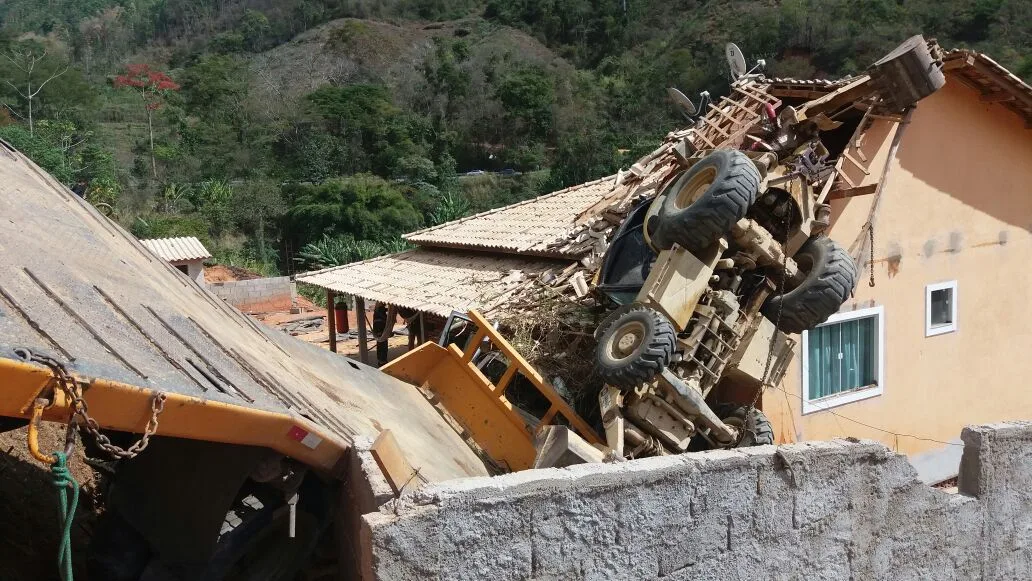 Família escapa de acidente após trator cair em casa em Venda Nova do Imigrante