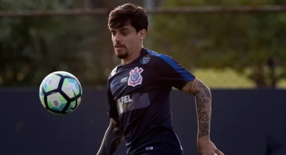 Fagner corre contra o tempo para se recuperar antes da convocação para Copa