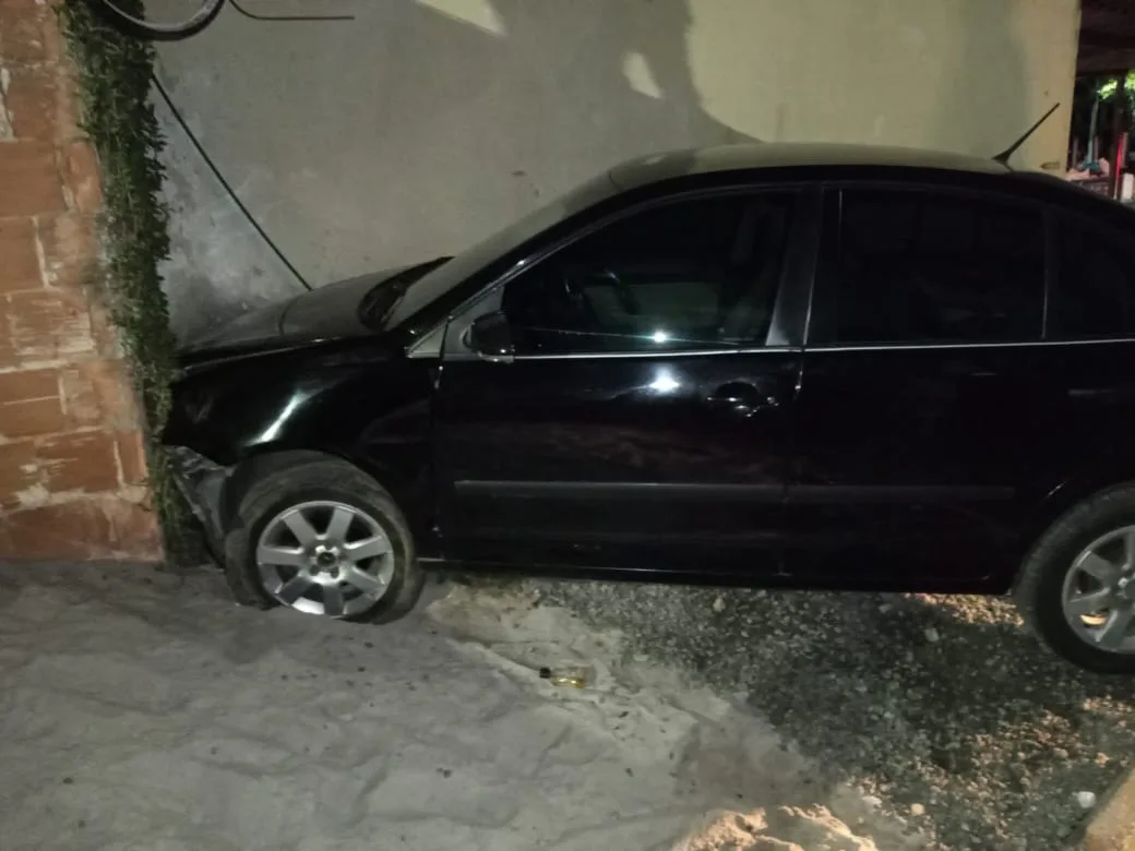 Carro é roubado e criminosos são presos após bater veículo durante perseguição em Vila Velha