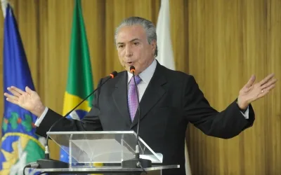 Temer homenageia mães e destaca dupla jornada feminina