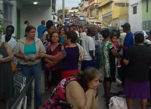 Capixabas dormem na fila para conseguir vacinação contra H1N1 em Cariacica