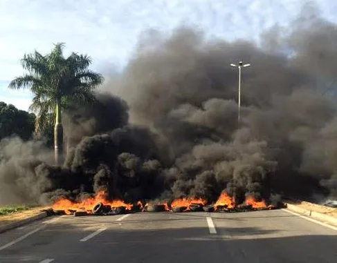 Manifestação de moradores deixa pistas totalmente interditadas na Serra