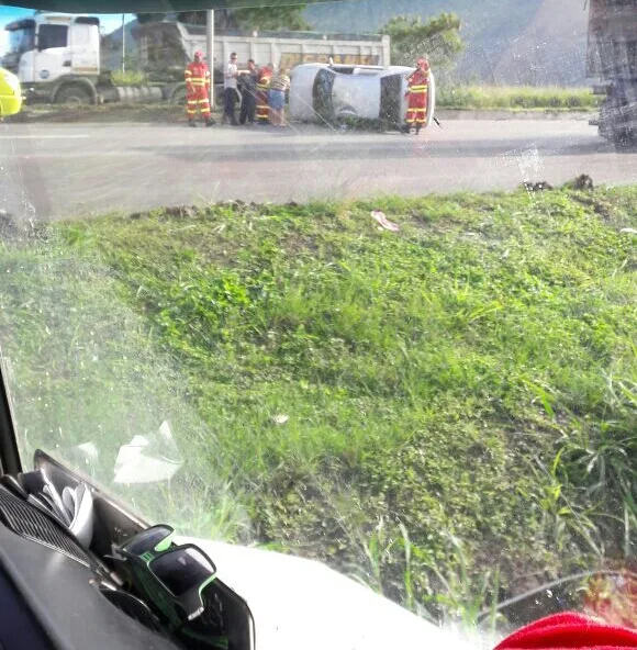 Carro capota e deixa trânsito lento na Rodovia do Contorno na Serra