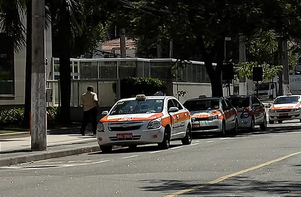 Taxista apanha e é ameaçado durante assalto na Praia do Canto