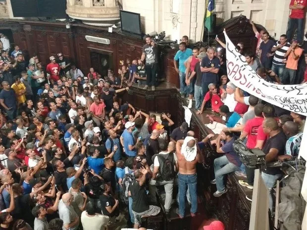 Manifestantes invadem a Assembleia Legislativa do Estado do Rio