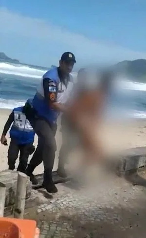 Mulher é levada para delegacia após se recusar a deixar praia