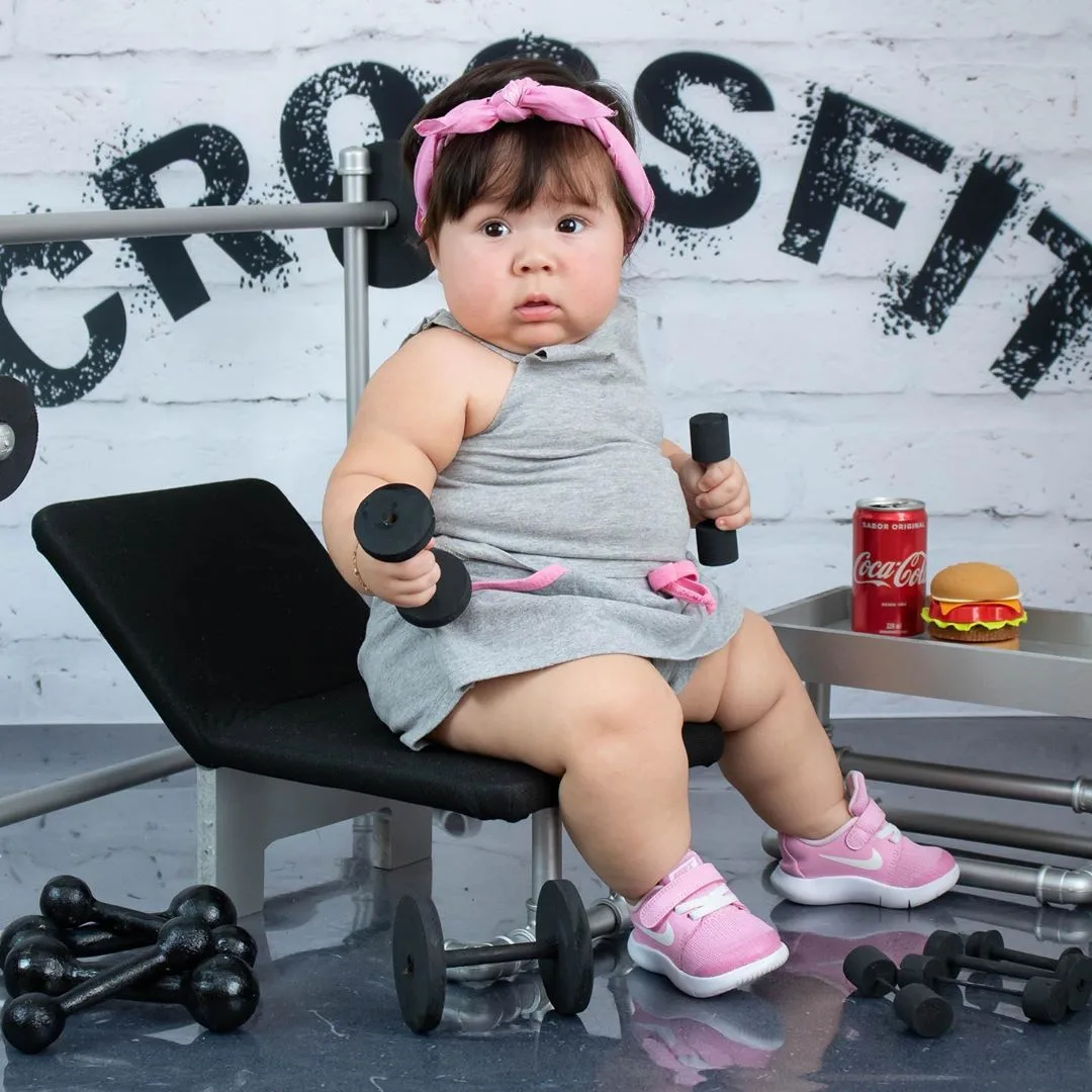 Explosão de fofura! Bebê encanta internautas em ensaio fotográfico com tema 'Crossfit'