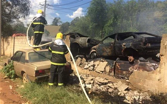 Ferro-velho pega fogo e carros são destruídos em Cachoeiro