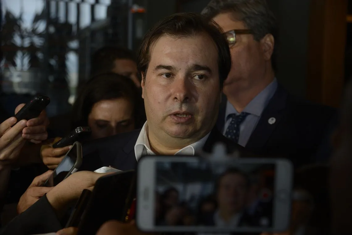 O presidente da Câmara dos Deputados, Rodrigo Maia fala à imprensa, após participar de evento com a Associação Brasileira de Relações Institucionais e Governamentais (ABRIG) na zona sul do Rio.