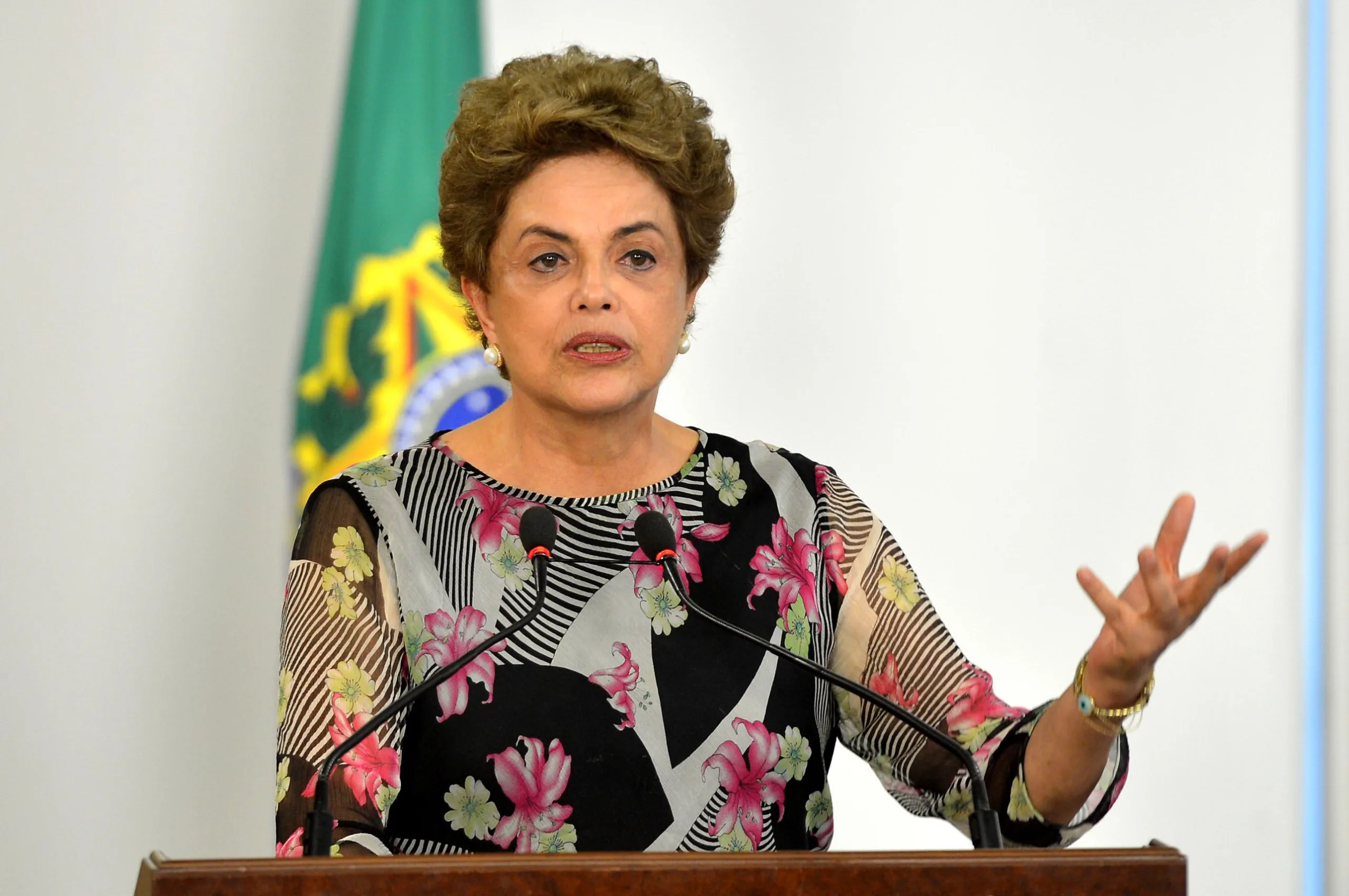 Brasília – Presidenta Dilma Rousseff durante sanção da lei que dispõe sobre os percentuais de adição de biodiesel ao óleo diesel (Fabio Rodrigues Pozzebom/Agência Brasil)