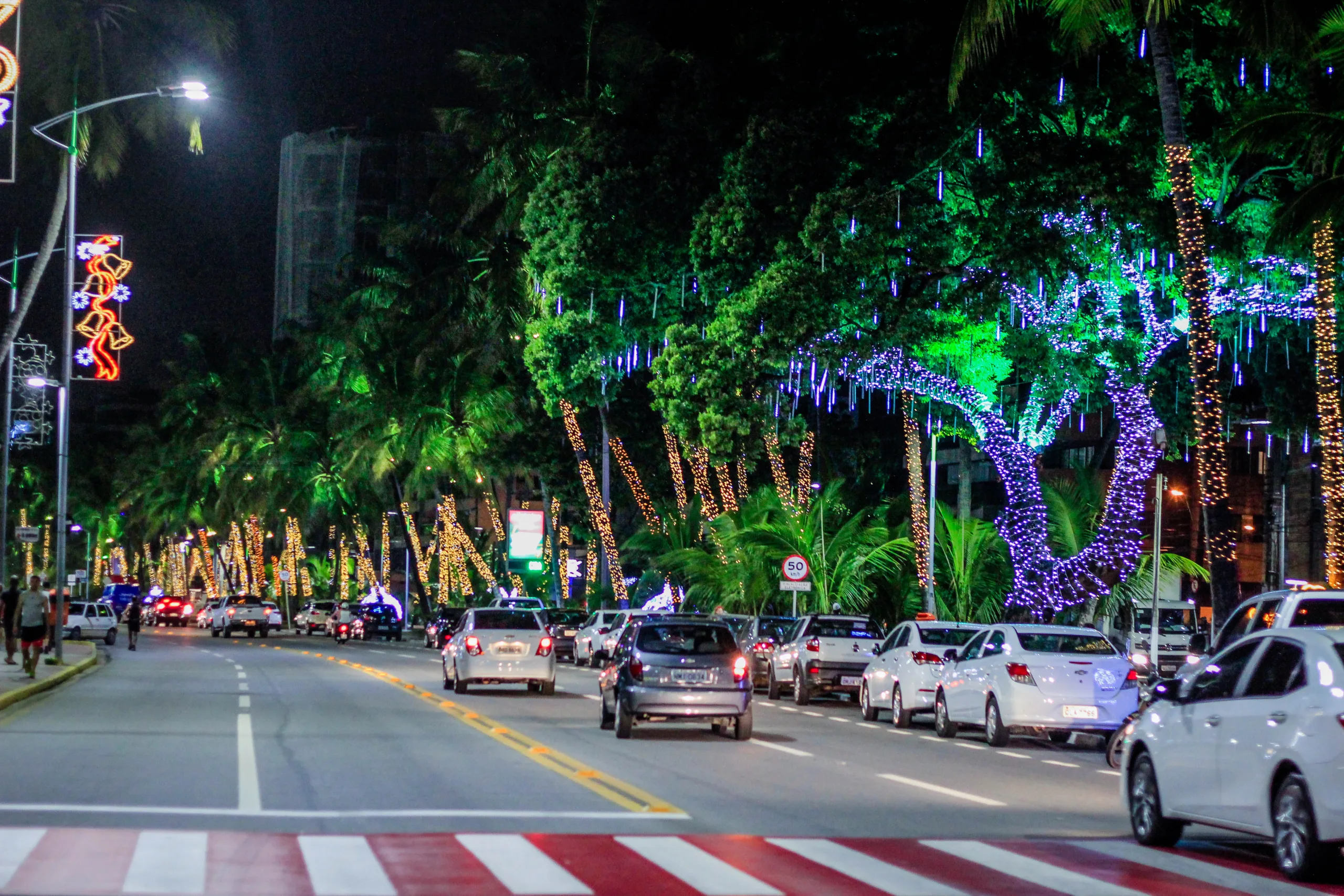 A iluminação de Natal encanta visitantes e moradores em Maceió. Foto: Pei Fon/ Secom Maceió