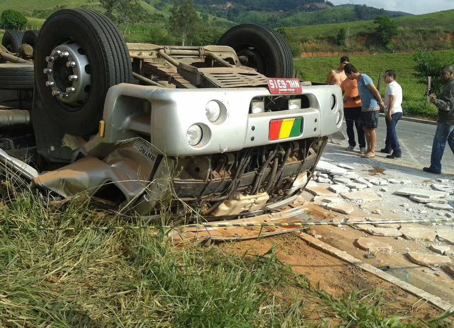 Dois morrem após caminhão carregado de granito perder o freio e capotar em Alegre, no Sul do ES