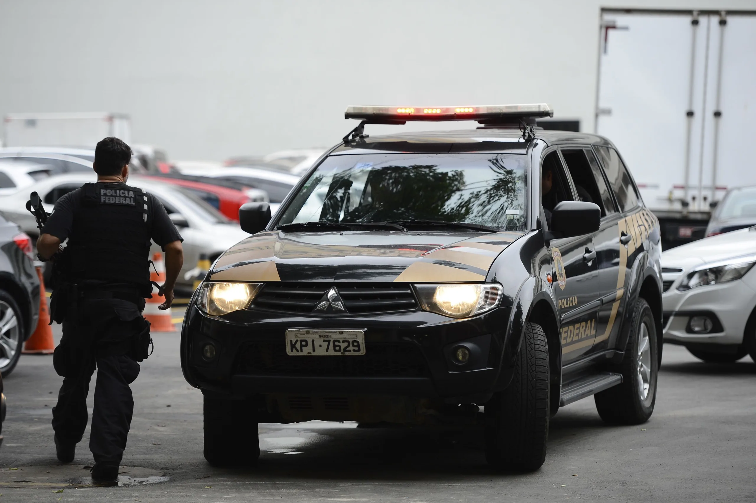 Rio de Janeiro – A Polícia Federal e a Receita Federal deflagraram nesta manhã os trabalhos da 30ª fase da Operação Lava Jato, a operação Vício. Na foto carros da Polícia Federal chegam com malotes e computadores na sede da polícia, região portuária do Rio (Tânia Rêgo/Agência Brasil)