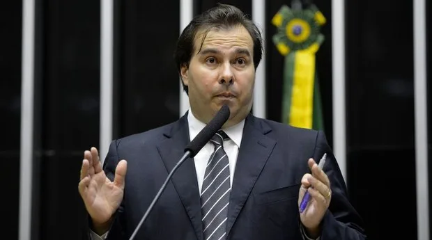 Rodrigo Maia comunica STF sobre decisão de rejeitar denúncia contra Temer