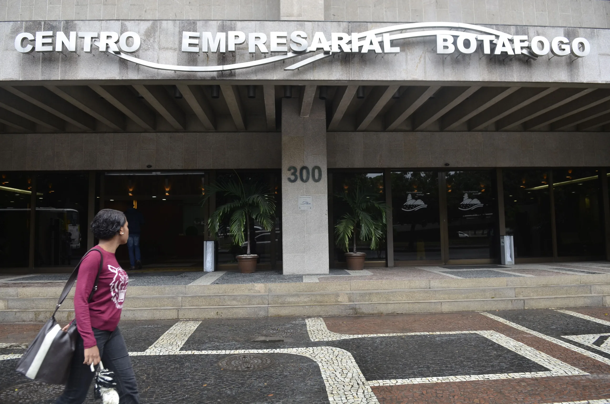 Policiais federais cumprem mandados de busca e apreensão na sede da empreiteira Norberto Odebrecht, no Rio de Janeiro, como parte da 14ª fase da Operação Lava Jato (Tânia Rêgo/Agência Brasil)