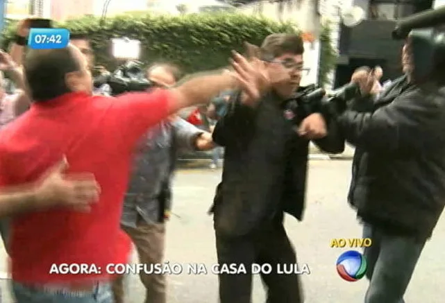 Manifestantes entram em confronto em frente ao prédio do ex-presidente Lula