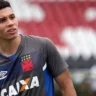Paulinho passa por cirurgia no cotovelo e desfalcará o Vasco por quatro meses