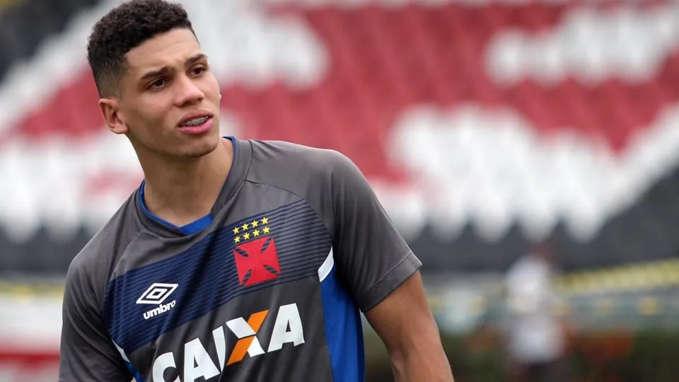 Paulinho passa por cirurgia no cotovelo e desfalcará o Vasco por quatro meses