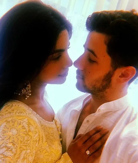 Nick Jonas e Priyanka Chopra anunciam o noivado