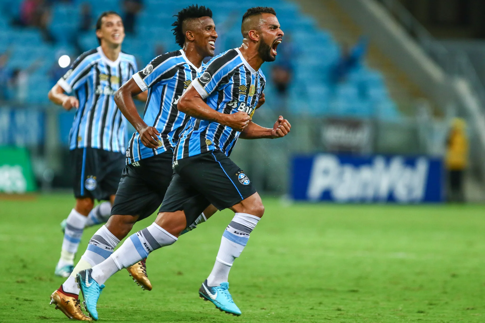 Jogadores do Grêmio comemoram vantagem, mas avisam: 'nada resolvido'