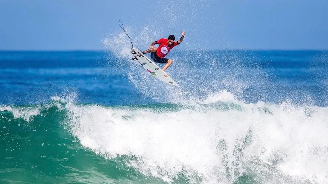 Filipe Toledo é surpreendido por australiano e está eliminado da etapa do Taiti